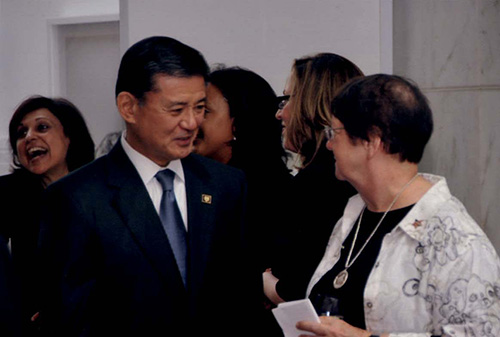 Secretary Shinseki speaking with Forum participants.